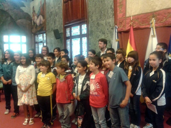 Los niños en su visita al Cabildo. | J. M.