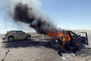El coches de de Bauyrzhan Issabayev y Gabdulla Ashimov es pastó de las llamas tras un incendio. | REUTERS