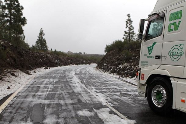 La carretera TF-51 de La Escalona a Vilaflor permaneció varias horas cerrada por hielo. | G.Z.