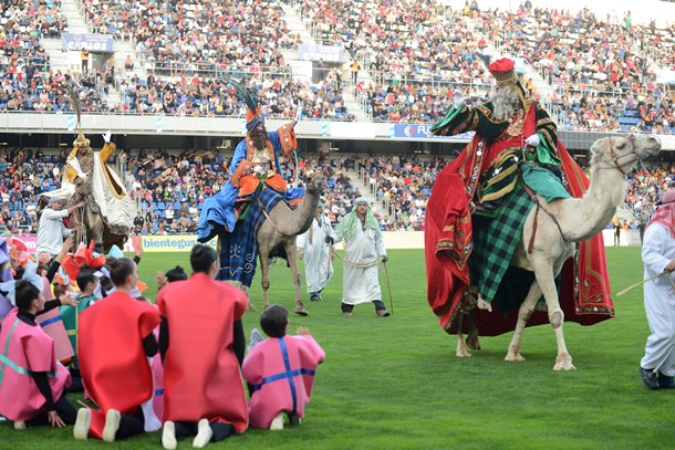 Acto de bienvenida a los Reyes Magos, que tuvo lugar ayer en el Heliodoro Rodríguez López. / SERGIO MÉNDEZ