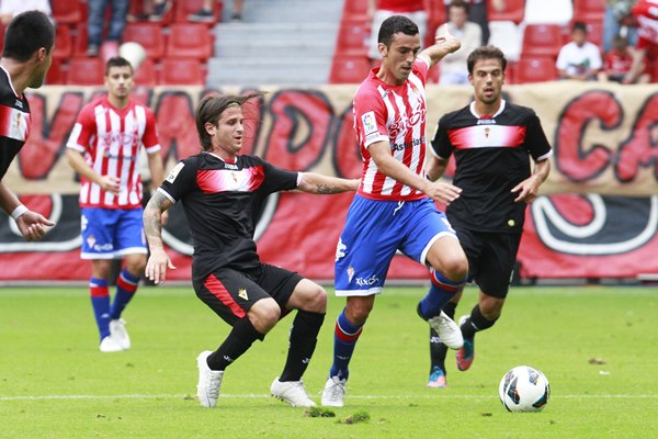 Ricardo León, en su etapa en el club gijonés, en un partido ante el Real Murcia en El Molinón. | TUERO-ARIAS