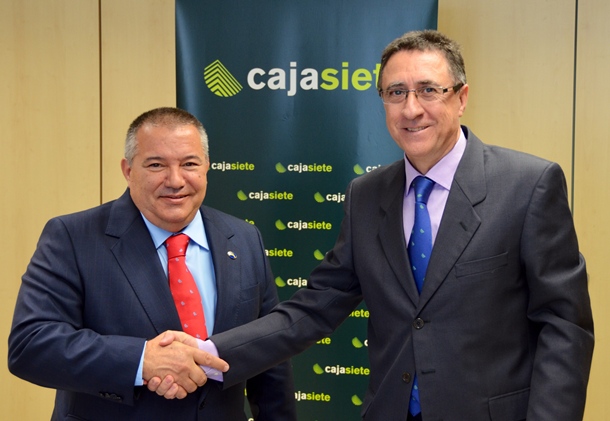 Santiago Rodríguez, presidente de Asprocan y Fernando Berge director general de Cajasiete