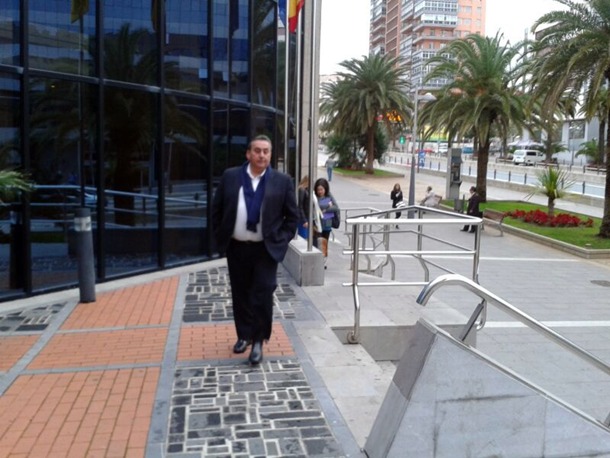 Tomás Mesa entra en el Palacio de Justicia de Santa Cruz de Tenerife. | G.G.