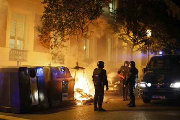 algunos manifestantes han volcado y quemado contenedores
