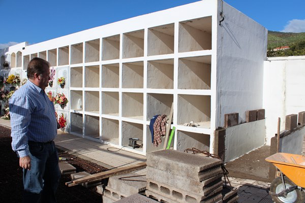 El concejal Francisco Pinto, supervisando las obras en el cementerio de Barranco Hondo. | DA