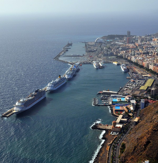 Vista general del puerto capitalino con varios cruceros. / M. P.