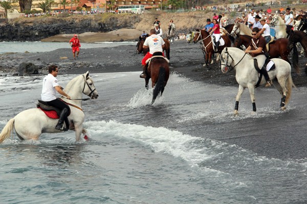 La exhibición de caballos en la playa de La Enramada, uno de los atractivos de la fiesta. / DA