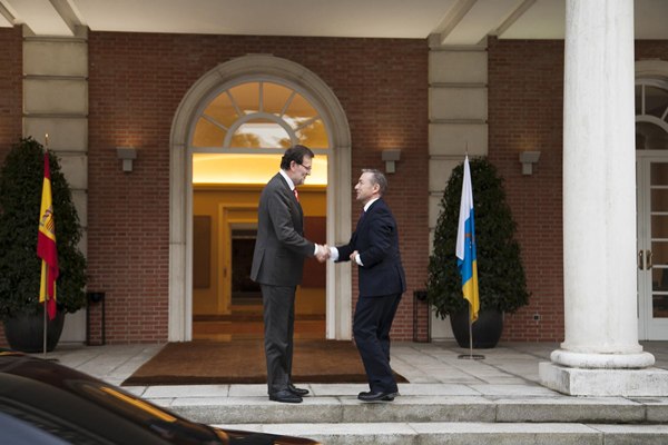 El presidente del Gobierno, Mariano Rajoy, recibe al jefe del Ejecutivo canario, Paulino Rivero, ayer en el palacio de la Moncloa. | DA