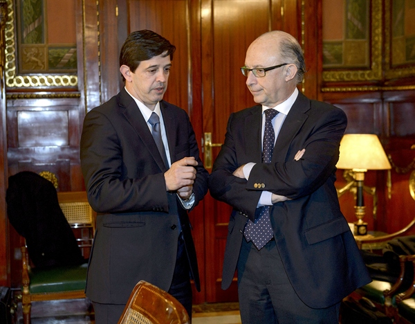 Cristóbal Montoro y Javier González Ortiz, ayer, durante la reunión que mantuvieron en Madrid. / DA