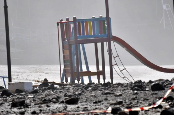 Los destrozos, como los de este parque infantil en Mesa del Mar, son considerables. | M. P.