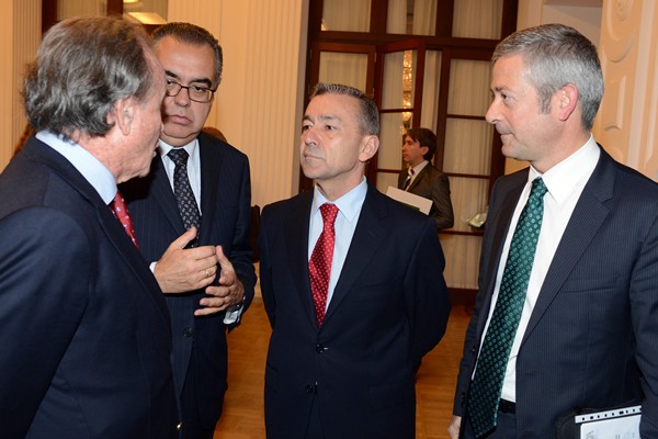 Agustín Manrique y José Carlos Francisco, ayer, con el presidente del Gobierno en las jornadas. / SERGIO MÉNDEZ