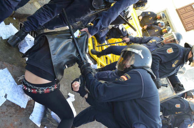 Uno de los agentes carga contra los manifestantes. |  MOISÉS PÉREZ