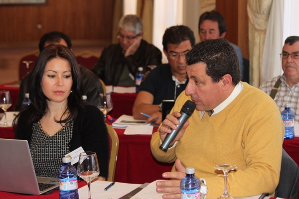 Mila Pacheco y Juan Miguel Albertos, los asesores legales, jugaron un gran papel durante la asamblea. | N. L.