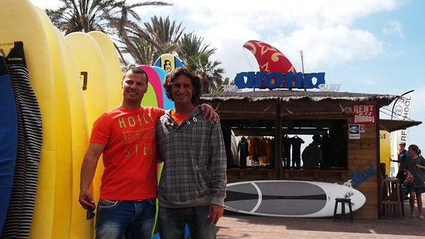 Los propietarios de la academia de surf ATSA, Nils Grillo y Juan Trujillo, ayer en Playa de Las Américas. | N. D.