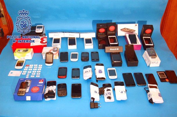 Móviles y accesorios de telefonía recuperados. 