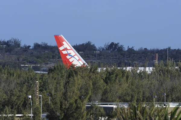 El avión, un Boeing 777W de la brasileña TAN, ayer en Gran Canaria. / ARCADIO SUÁREZ (CANARIAS7)