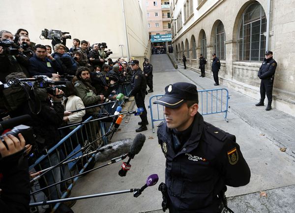 Periodistas y policías esperan la llegada de la infanta a los juzgados de Palma. / REUTERS