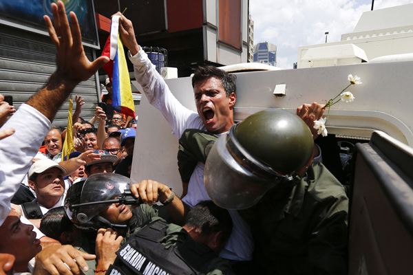 El líder opositor Leopoldo López se entrega a las autoridades