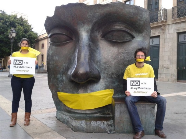 Greenpeace amordaza esculturas en Canarias en protesta por la Ley de Seguridad Ciudadana