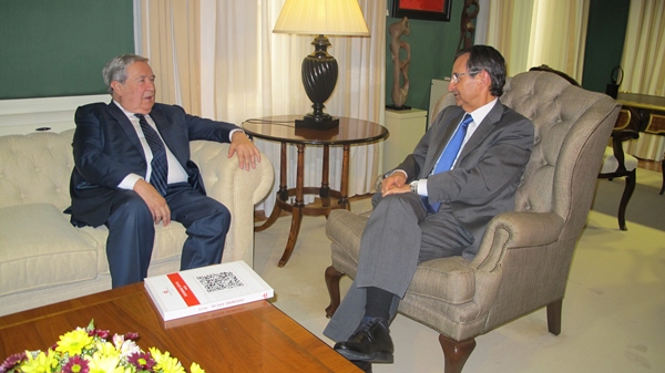 Jerónimo Saavedra (i), junto al presidente del Parlamento de Canarias, Antonio Castro Cordobez. | DA