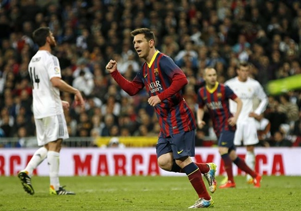 Messi celebra uno de sus tres goles en el Barnabéu. | REUTERS
