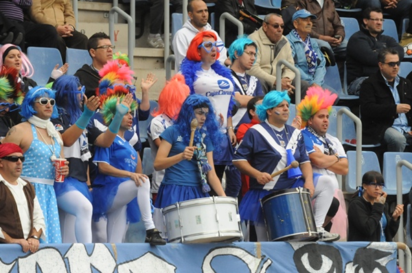Las gradas del estadio volverán a tener colorido carnavalero en el choque con el Recreativo. | JAVIER GANIVET