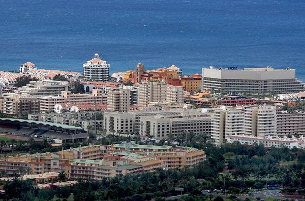 Vista de la zona sur de la Isla, donde se concentra la mayor parte de la planta hotelera tinerfeña. / DA