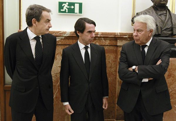 Zapatero, Aznar y Felipe González, en el entierro de Suárez. / REUTERS