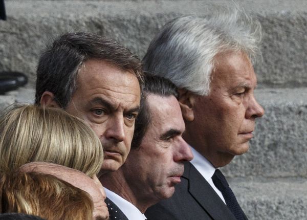 Los tres presidentes, Zapatero, Aznar y González, en un momento del acto. / REUTERS