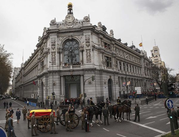 A horse-drawn carriage carries the coffin of Spain's former Prime Minister Suarez next to the Bank of Spain during his funeral procession in Madrid