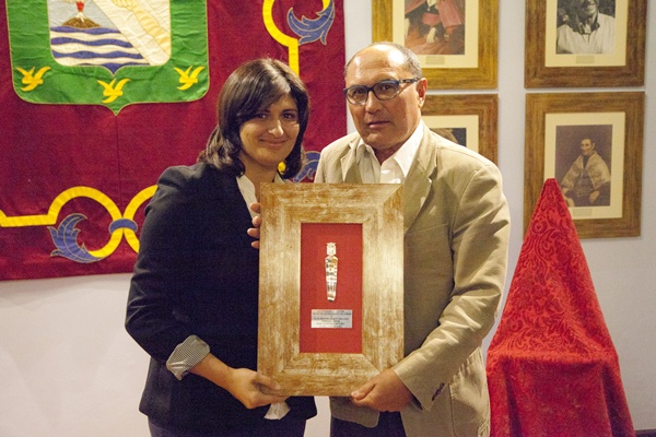 Carmen Luisa Castro entregó el premio a Florentín Duque. / DA