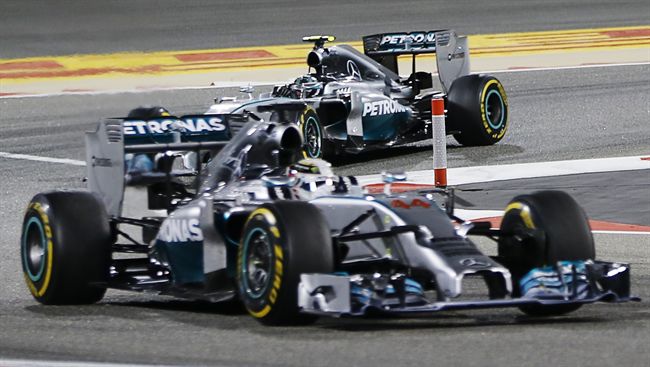 Hamilton y Rosberg (detrás) durante la carrera de Barhein. | REUTERS