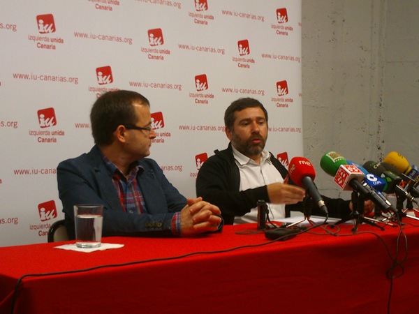 Ramón Trujilllo y José Couso, durante la rueda de prensa ofrecida ayer en la sede de IU. | DA