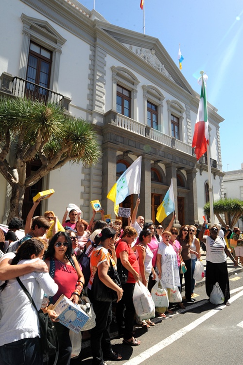 Manifestación de extrabajadoras de Mararía, en el Ayuntamiento. / J. G.