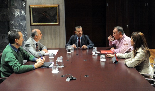 Momento de la reunion Paulino y Spinola con CC y PSOE