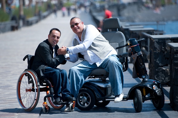 Oliver Déniz y Moise González, en la avenida marítima de Punta Larga, uno de los ejemplos de accesibilidad de Candelaria. | FRAN PALLERO