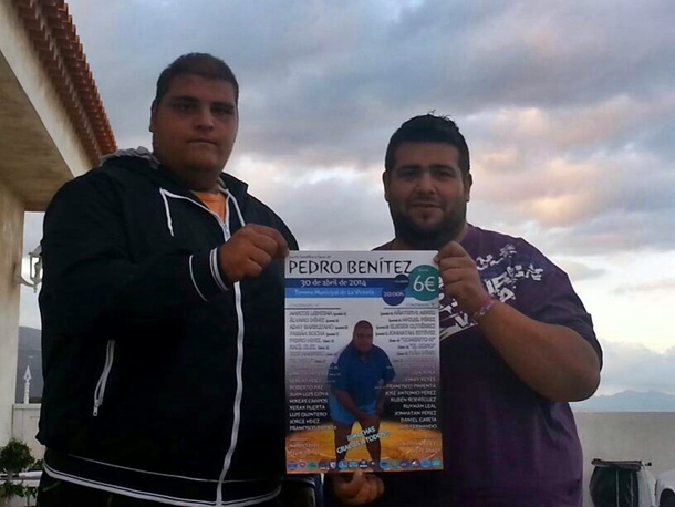 El presidente del Arguama Yeray Crespo, y el luchador Pedro Benítez con un cartel de la luchada benefica