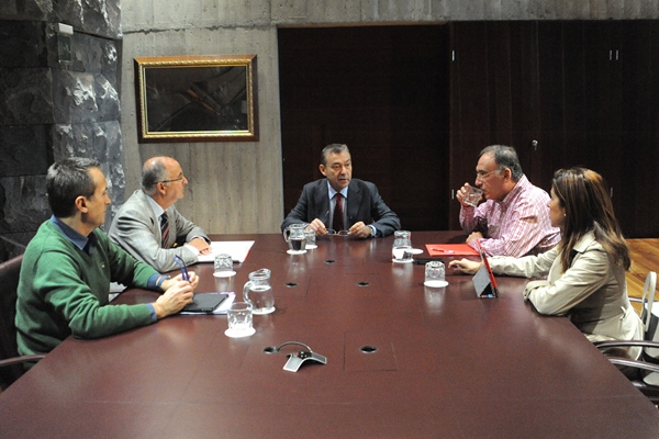 Reunión del Gobierno canario con representantes de los grupos nacionalista y socialista. | DA