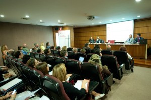 El salón de actos se llenó en el acto patrocinado por Santander Justicia. / F.P.
