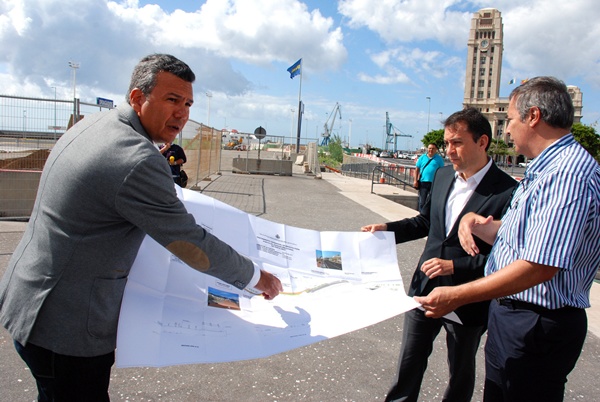 Dámaso Arteaga y José Manuel Bermúdez, ayer, durante la visita a las obras en la Vía Litoral. / DA