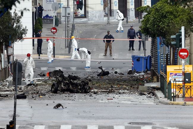 Policías científicos analizando el lugar del atentado. | REUTERS