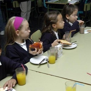 Imagen de archivo de niños desayunando en un colegio. | EUROPA PRESS