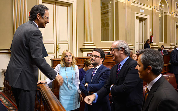 El presidente del Parlamento canario, Antonio Castro (CC), habla con diputados del PP: “¿Qué apostamos?”. / SERGIO MÉNDEZ