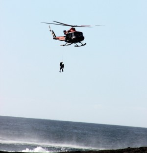 Imagen del izado de una de las víctimas al helicóptero. / maru bragalenti