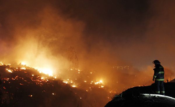 Al menos doce personas han perdido la vida ya desde que se inició el fuego. / REUTERS