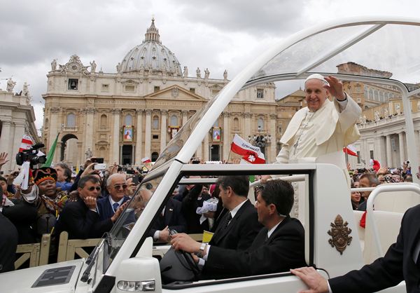 El papa saluda a los fieles. / REUTERS