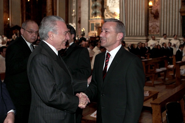 Rivero saluda al vicepresidente de Brasil, ayer en Roma. / DA