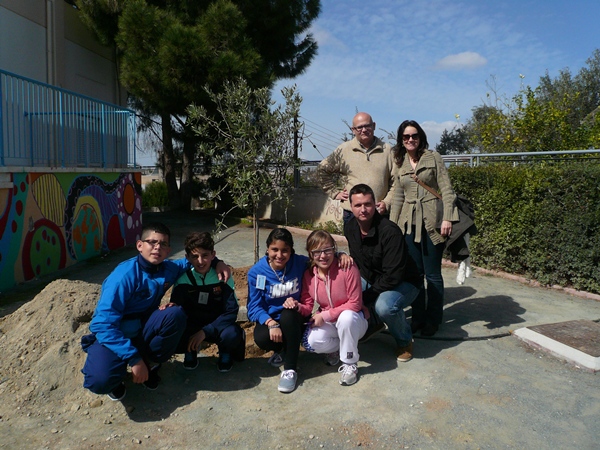 Los alumnos han implementado varias iniciativas antes del viaje a Chipre de cuatro compañeros. | DA
