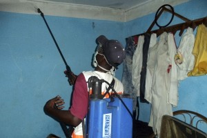 Las autoridades locales combaten el ébola con desinfectantes. / REUTERS