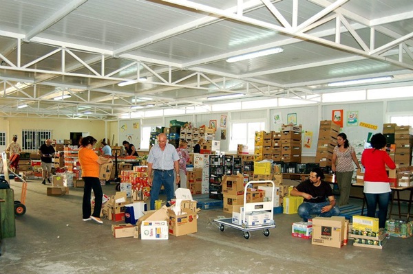 Los voluntarios de las asociaciones se encargan de recibir los alimentos y organizar su distribución. / J. G.